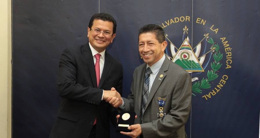 Enot Rubio receiving the Order of José Simeón Cañas